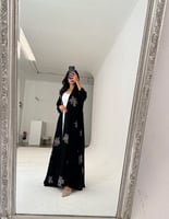 عباية كلوش كريب اسود فاحم مع تطريز ملون