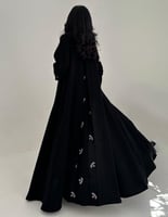 عباية سوداء أكمام مطرزه وكسره مطرزة كلوش