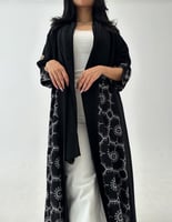 عباية رسمية كريب مع كسرات مطرزه و فتحة في الاكمام