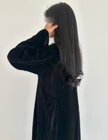 مخمل اسود مع مخمل مكسر في الجوانب نص كلوش