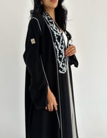 كريب خفيف مطرز سماوي مع خطوط بيضاء كلوش