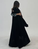 عباية كريب كلوش اكمام مطرزه الوان