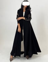 كريب أسود كلوش أكمام مطرزه