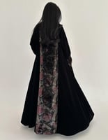 مخمل اسود كوري مع مخمل ملون في الاكمام كلوش