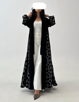 عباية رسمية كريب مع كسرات مطرزه و فتحة في الاكمام