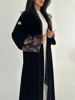 مخمل اسود كوري مع مخمل ملون في الاكمام كلوش