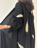عباية كريب اسود مطرز من الخلف فتحة فالكم