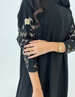 كريب أسود كلوش أكمام مطرزه