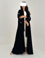 عباية سوداء أكمام مطرزه وكسره مطرزة كلوش