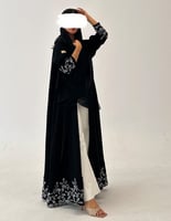 عباية كلوش كريب أسود فاحم مع تطريز على الاطراف