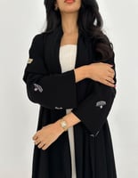 عباية سوداء أكمام مطرزه وكسره مطرزة كلوش