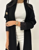 كريب أسود مع ياقه وتل في الأكمام القصة كلوش