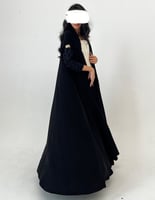 كريب كلوش أسود تطريز يدوي أكمام اغصان