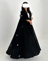 عباية كريب كلوش مطرزه من الخلف