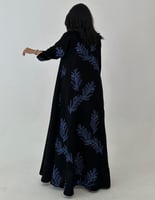عباية كريب أسود فاحم تطريز عسف أزرق