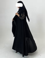 كريب أسود كلوش أكمام مطرزه