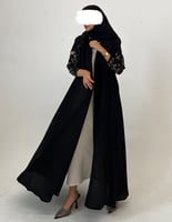 كريب أسود كلوش أكمام مطرزه