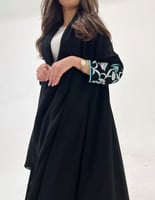 عباية كريب كلوش اكمام مطرزه الوان