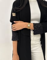 كريب أسود مع ياقه وتل في الأكمام القصة كلوش