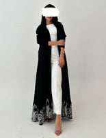 عباية كريب اسود فاحم تطريز من الأسفل