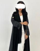 عباية كريب من الخلف تفته مخطط سادة مع فتحه فالكم