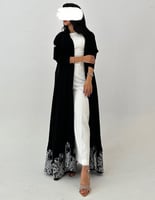 عباية كريب اسود فاحم تطريز من الأسفل