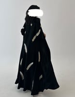 عباية كريب اسود مطرز من الخلف فتحة فالكم