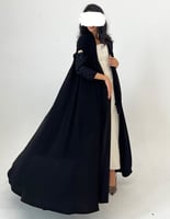 كريب كلوش أسود تطريز يدوي أكمام اغصان