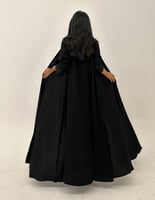 كريب أسود مع ياقه وتل في الأكمام القصة كلوش