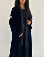 مخمل كحلي مع مخمل جاكار في الجوانب نص كلوش