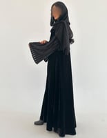 مخمل اسود مع اكمام مخمل مخطط نص كلوش