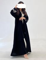 عباية سوداء أكمام مطرزه وكسره مطرزة