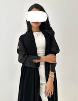 عباية كريب أسود أكمام حرير مخطط