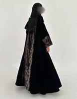 مخمل اسود كوري مع مخمل ملون في الاكمام كلوش