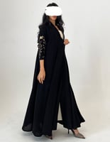 كريب أسود كلوش أكمام مطرزه