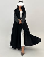 عباية كريب من الخلف تفته مخطط سادة مع فتحه فالكم