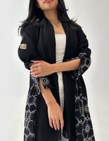 عباية رسمية كريب مع كسرات مطرزه و فتحة في الاكمام