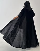 عباية كلوش كريب أسود مع كسرات لنن