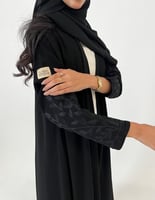 كريب كلوش أسود تطريز يدوي أكمام اغصان