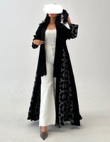 عباية رسمية كريب مع كسرات مطرزه و فتحة في الاكمام