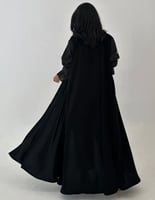 عباية كريب أسود أكمام حرير مخطط