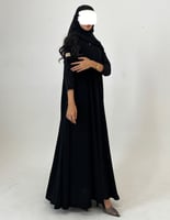 كريب كلوش أسود تطريز يدوي أكمام اغصان