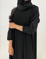 كريب كلوش أسود تطريز يدوي أكمام اغصان