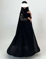 كريب أسود كلوش أكمام مطرزه