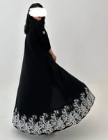 عباية كريب اسود فاحم تطريز من الأسفل