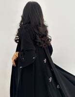 عباية سوداء أكمام مطرزه وكسره مطرزة كلوش