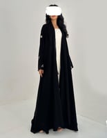 عباية سوداء أكمام مطرزه وكسره مطرزة كلوش