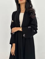 عباية سوداء أكمام مطرزه وكسره مطرزة كلوش