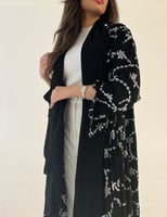 عباية نص كلوش مع تطريز ابيض