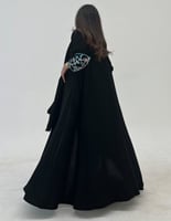 عباية كريب كلوش اكمام مطرزه الوان